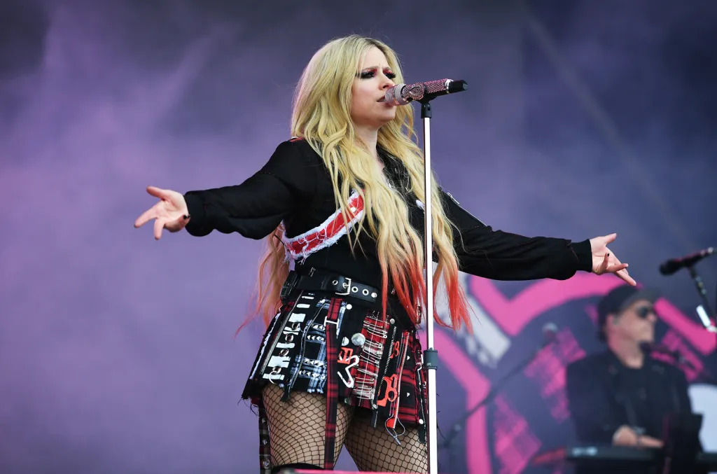 Avril-Lavigne-glastonbury-2024-billboard-1548