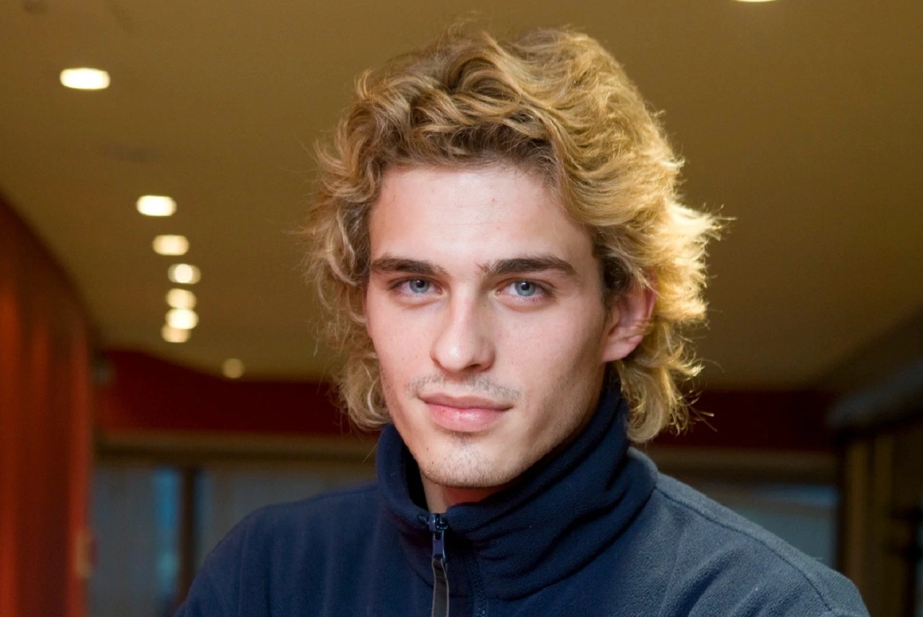 pt28d1a2nh6q-zlaia-shutka-sudby-krasavchik-akter-vasilii-stepan