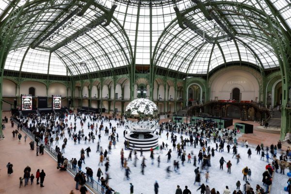 Велетенську криту ковзанку відкривають у Парижі