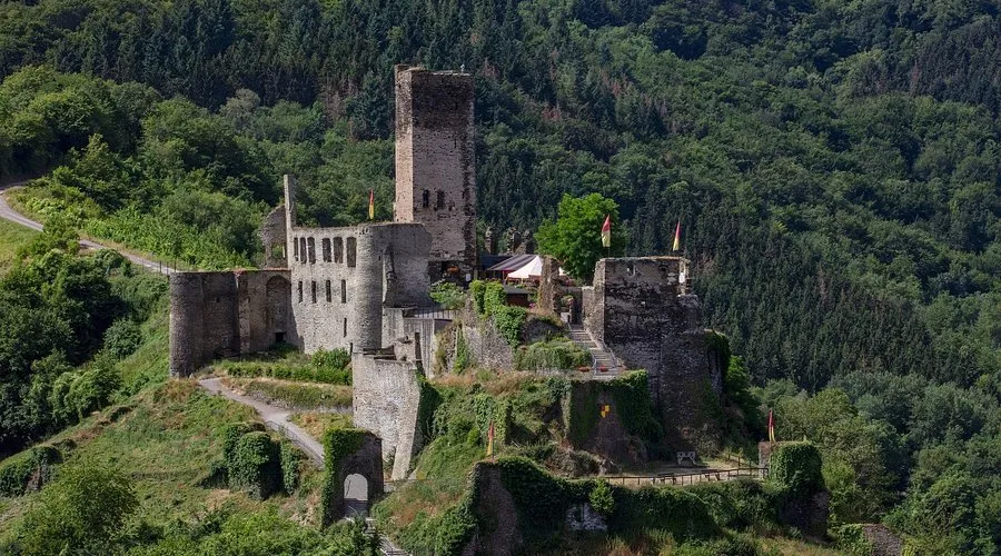 Замок Бург Меттерріч / фото TripAdvisor