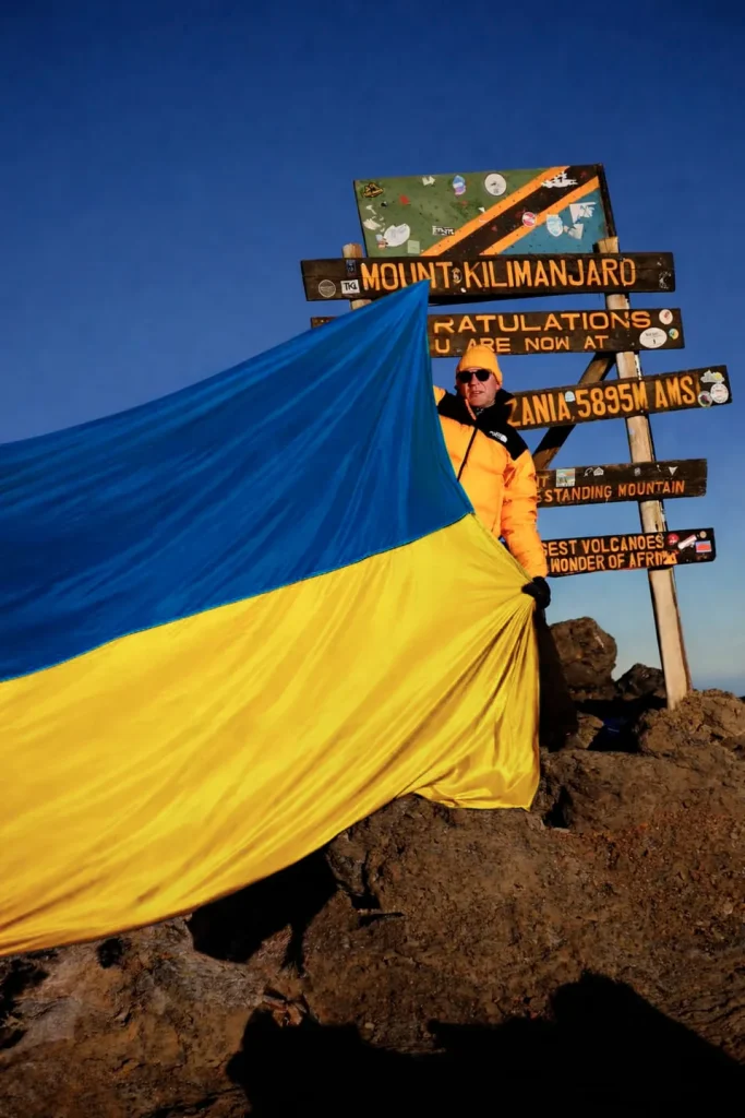 Роман Маслов тримає прапор України / фото Книги рекордів України