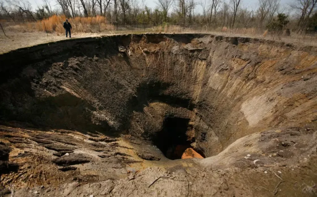 Воронка, яка утворилась у місті / фото NBS News