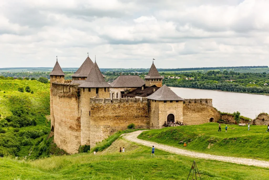 Велична Хотинська фортеця / Фото з Вікіпедії