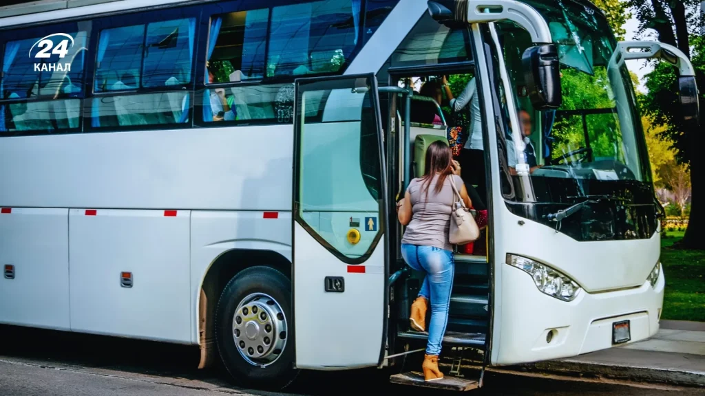 Автобусні тури стали популярні серед українців / фото Canva