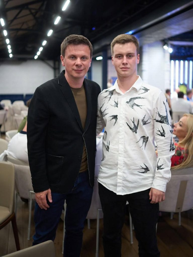 Дмитро Комаров Де Зараз: биография, карьера и личная жизнь ведущего