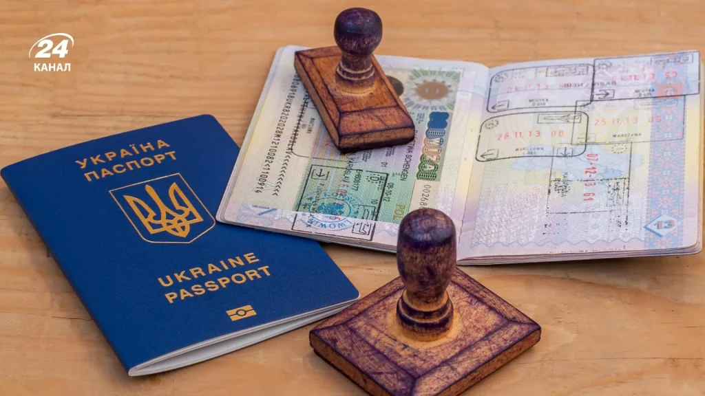Громадянин України має право володіти двома діючими паспортами / фото Canva
