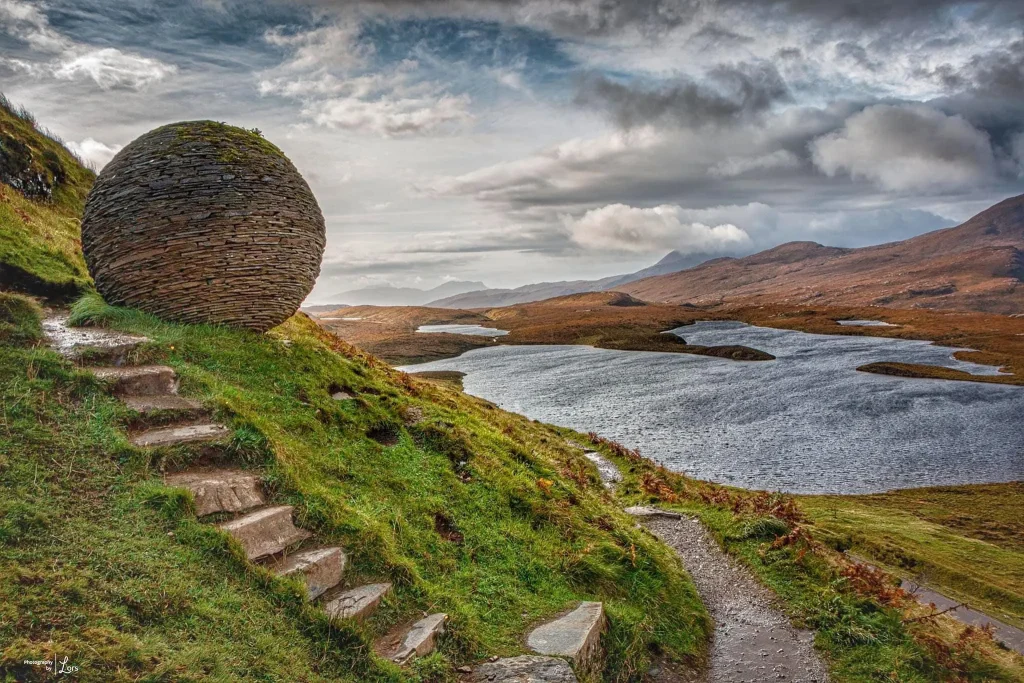 Нахилений глобус / фото Scotland from the Roadside