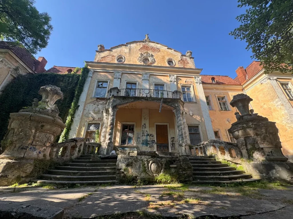 Палац архієпископів в Оброшині / фото Andresem