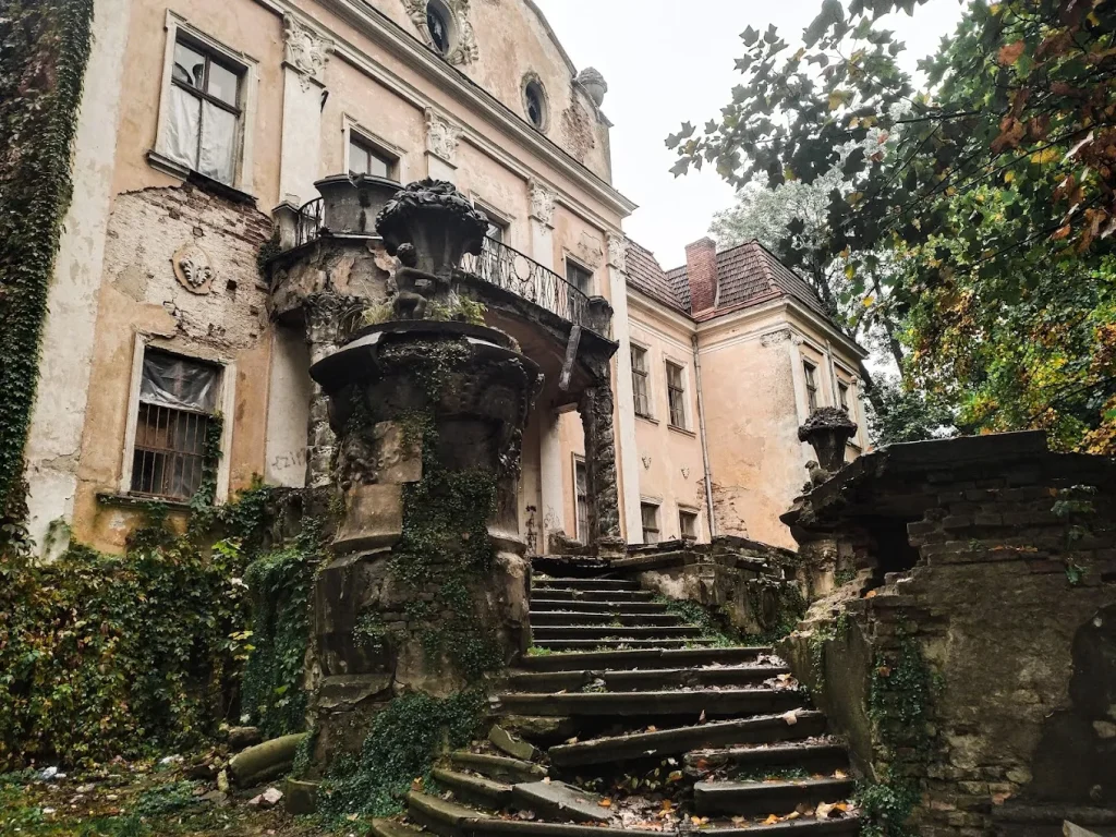 Палац архієпископів в Оброшині / фото Лл.