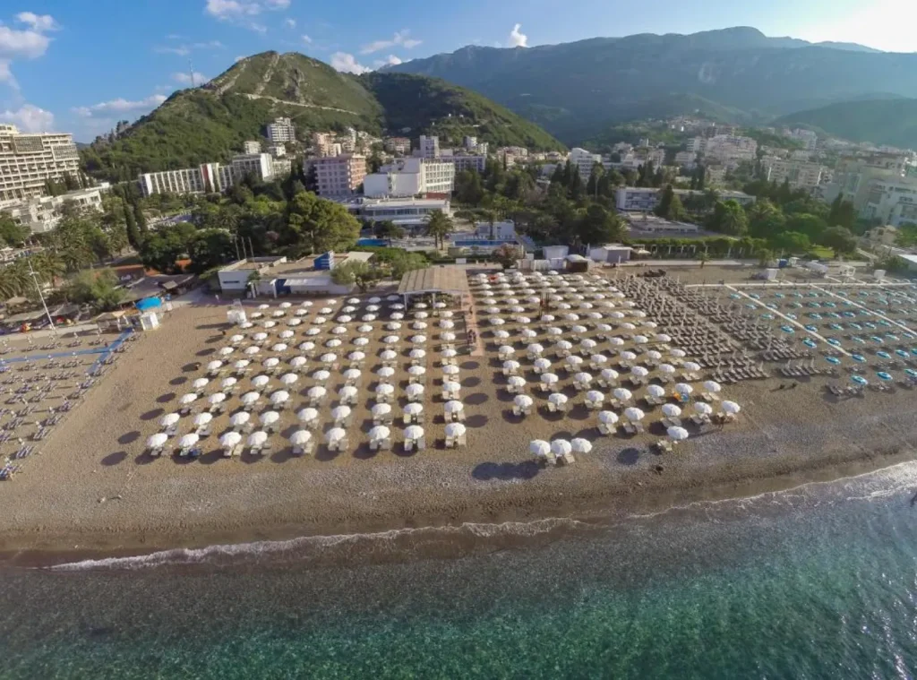Пляж готелю Tara Hotel