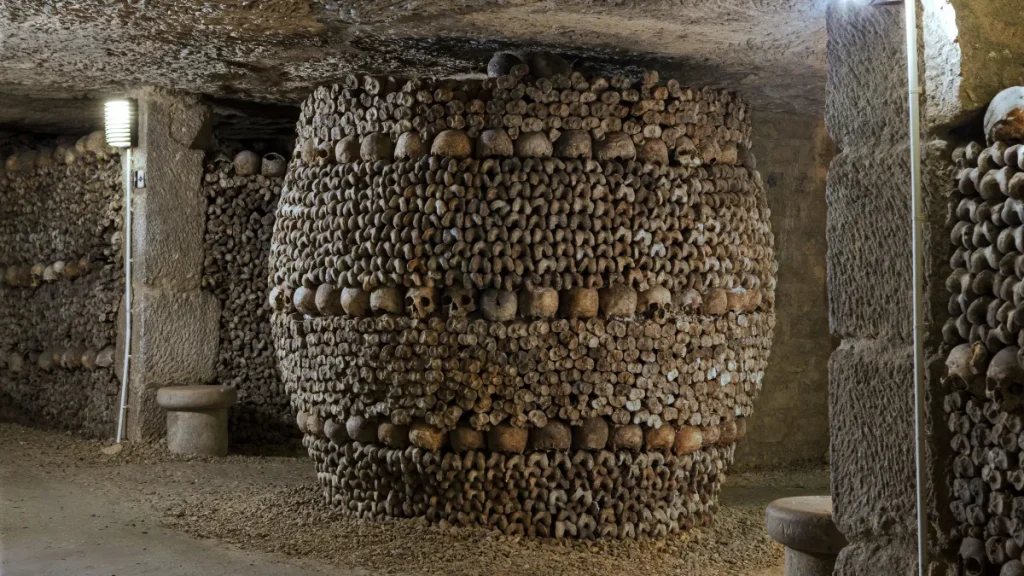 Паризькі катакомби / фото Les catacombes de Paris